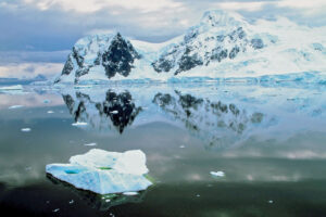 L'ISOLA ,ROBERTSON SI TROVA A SUD-EST DELLA PENISOLA ANTARTICA