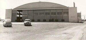 NELLA FOTO D'EPOCA, UN HANGAR DELLA BASE DI ROSWELL