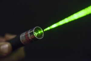 UN PUNTATORE LASER