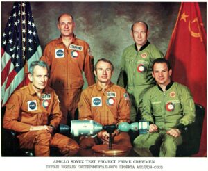 L'EQUIPAGGIO RUSSO-AMERICANO DELLA MISSIONE APOLLO SOYUZ TEST PROJECT